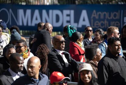 Los sudafricanos hacen cola en la entrada del Wanderers Cricket Stadium, en Johannesburgo.