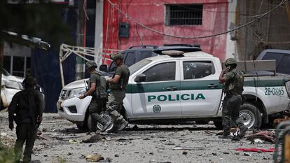 Policías protegen la estación que fue hostigada por disidentes de las FARC este lunes, en Morales (Departamento del Cauca).