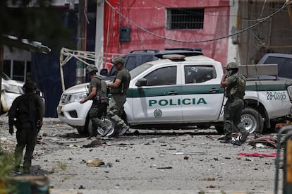 Policías protegen la estación que fue hostigada por disidentes de las FARC en Morales (Cauca), el 20 de mayo.