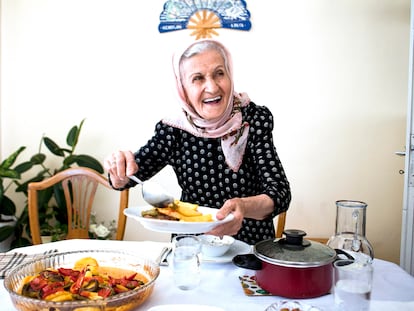 Una abuela sirve comida casera a sus invitados.