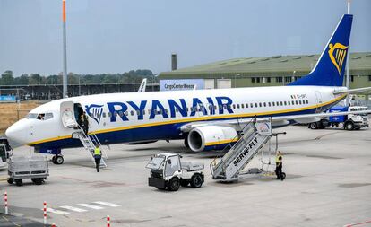 Un avión de Ryanair estacionado en la pista en el aeropuerto de Weeze, Alemania.