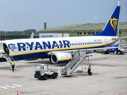 Un avión de Ryanair estacionado en la pista en el aeropuerto de Weeze, Alemania.