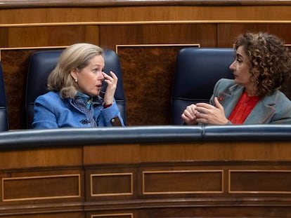 La vicepresidenta primera, Nadia Calviño, y la ministra de Hacienda, María Jesús Montero, en el Congreso en marzo.