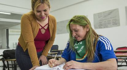 Luli Arias de 31 años y Viviana González de 48 años juntas en un aula.