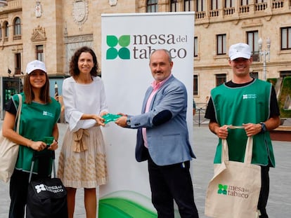 El concejal de Salud Pública de Valladolid, Alberto Cuadrado Toquero, recibe los 7.500 ceniceros portátiles reutilizables de la campaña ‘Depende de todos’, en un tuit del Ayuntamiento vallisoletano.