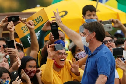 Bolsonaro junto a manifestantes na entrada do Palácio do Planalto.