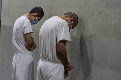 There is practically no opposition. Salvadorans, relieved after decades of violence, have given absolute power to Bukele. He has used this notoriety to perpetrate an authoritarian drift with which he controls the judiciary branch and the country's armed forces, which will soon be multiplied by five. In the image, two inmates awaiting transfer to their cells.