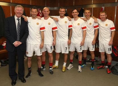 Ferguson posa con (de izquierda a derecha): Ryan Giggs, Nicky Butt, David Beckham, Gary Neville, Phil Neville y Paul Scholes (la denominada 'clase del 92') en un partido conmemorativo ante el Juventus disputado el 24 de mayo de 2011 en Old Trafford.