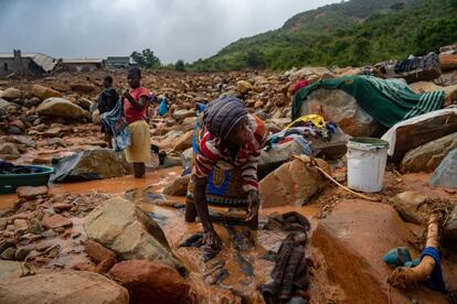 El Gobierno de Mozambique estima que unas 600.000 personas se han visto afectadas por el desastre y, según el presidente del país, Filipe Nyusi, los muertos podrían superar los 1.000. En la imagen, una mujer lava sus pertenencias en el barro, el 19 de marzo de 2019, en Chimanimani (Zimbabue).