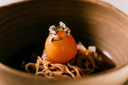 El siguiente pase es un escabeche de miso y espárrago blanco, con falso ajo de espárrago, aceituna rellena de jugo verde y alga codium. Le siguen platos como la gamba blanca de Huelva, con un gran ravioli de jugos de sus cabezas, un fish and chips, con una magnífica tajada de merluza y mayonesa cítrica. En los postres juega con las rosas, el azahar y los frutos rojos. Interesante carta de vinos con cerca de 200 referencias. 