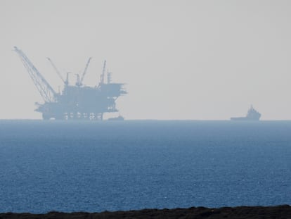 Barco de la Armada israelí junto a una plataforma de producción del yacimiento de gas natural Leviatán, en el Mediterráneo, cerca de Nahsholim (norte de Israel).