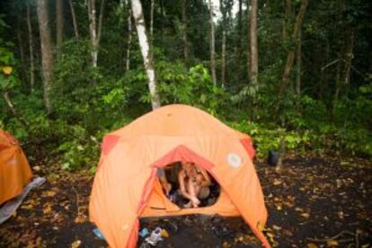 Dos excursionistas acampadas en la isla de Bioko, en Guinea Ecuatorial.