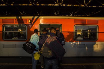 Un grupo más grande de inmigrantes decidió quedarse en el albergue en Ciudad de México y reemprender su marcha el sábado.