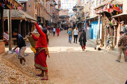 Mientras terminan el nuevo peritaje de las viviendas afectadas para la concesión de ayudas, los particulares reconstruyen casas por su cuenta en las calles de Bhaktapur.