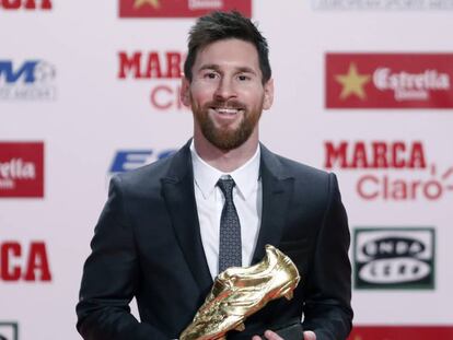 Messi ense&ntilde;a su cuarta Bota de Oro, ayer en Barcelona. 