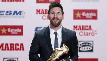 Messi ense&ntilde;a su cuarta Bota de Oro, ayer en Barcelona. 