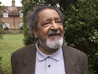 El escritor V.S. Naipaul en 2001. 