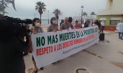 Concentración de la APDHA en Barbate (Cádiz), este pasado domingo tras un nuevo naufragio de pateras.