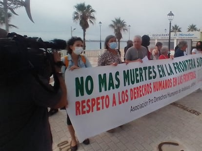 Concentración de la APDHA en Barbate (Cádiz), este pasado domingo tras un nuevo naufragio de pateras.