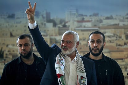 El máximo jefe político de Hamás (en el centro) muestra el signo de la victoria mientras está flanqueado por guardaespaldas durante una manifestación en la ciudad portuaria de Sidón, en el sur del Líbano, el 26 de junio de 2022.
