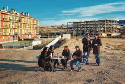 Estas seis personas habitan el único bloque levantado de una expansión de 2.300 casas en La Muela (Zaragoza).