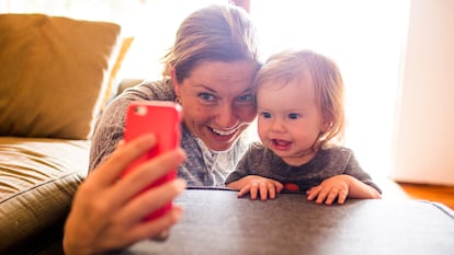 Instagram esté lleno de padres y madres que comparten la vida de sus hijos, eso no les convierte en 'influencers' ni estrellas de la paternidad.