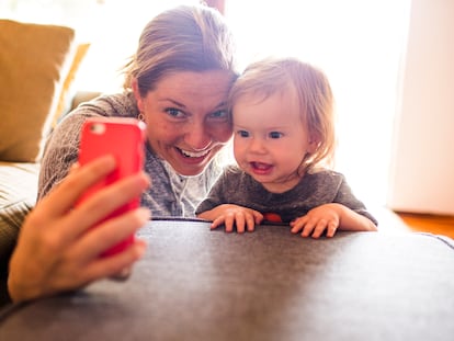 Instagram esté lleno de padres y madres que comparten la vida de sus hijos, eso no les convierte en 'influencers' ni estrellas de la paternidad.