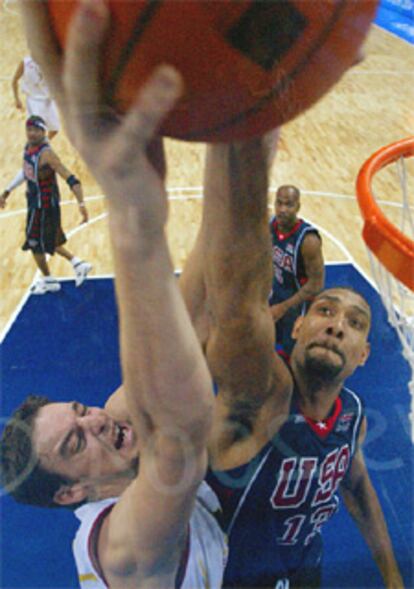 Pau Gasol lucha por el punto frente a Timothy Duncan.