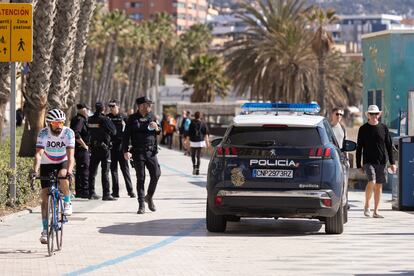 Agentes de la Policía en el paseo marítimo Pablo Ruiz Picasso, de Málaga.