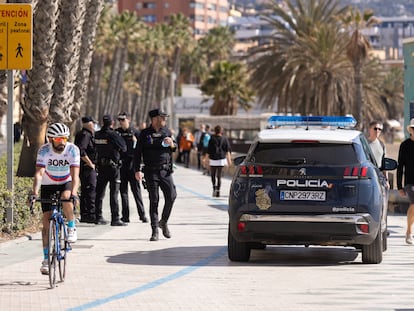 Agentes de la Policía en el paseo marítimo Pablo Ruiz Picasso, de Málaga.