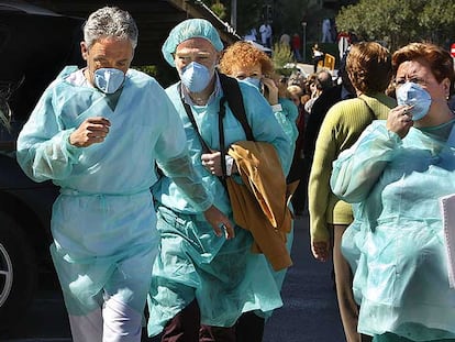 Algunos pacientes del hospital La Fe de Valencia, ayer mientras se trasladaban de un pabellón a otro.