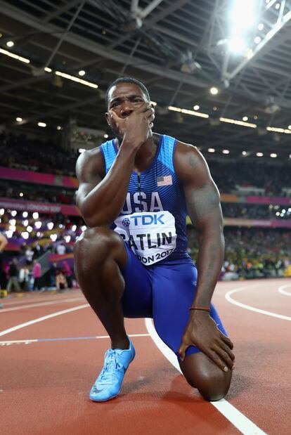 Justin Gatlin llora de alegría, tras proclamarse campeón de los cien metros lisos en Londres.