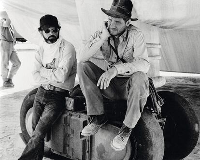 George Lucas, quien pensó a Indiana Jones, junto a Harrison Ford, quien le dio alma y esa media sonrisa