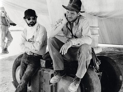 George Lucas, quien pensó a Indiana Jones, junto a Harrison Ford, quien le dio alma y esa media sonrisa