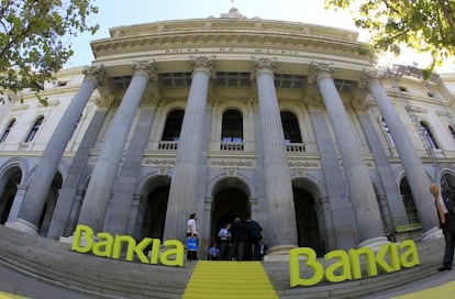 Salida a Bolsa de las acciones del grupo BANKIA, fruto de la fusi&oacute;n entre Caja Madrid, Bancaja, La Caja de Canarias, Caixa Laietana y las cajas de &Aacute;vila, Segovia y La Rioja. El acto cont&oacute; con el presidente de Bankia, Rodrigo Rato.(DVD 507)