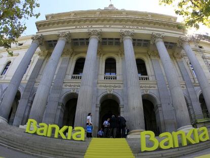 Salida a Bolsa de las acciones del grupo BANKIA, fruto de la fusi&oacute;n entre Caja Madrid, Bancaja, La Caja de Canarias, Caixa Laietana y las cajas de &Aacute;vila, Segovia y La Rioja. El acto cont&oacute; con el presidente de Bankia, Rodrigo Rato.(DVD 507)