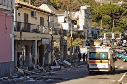 Una ambulancia en la localidad italiana de Zafferana Etnea, cerca de Catania, tras el terremoto, el 26 de diciembre de 2018.