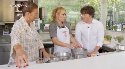 Samantha Vallejo-Nágera y Jordi Cruz con Patricia Conde, durante la prueba de exteriores de la final de 'MasterChef Celebrity 7'.