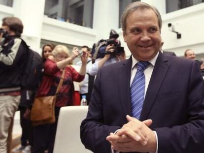 Antonio Miguel Carmona celebra la elección de Manuel Carmona el pasado sábado.