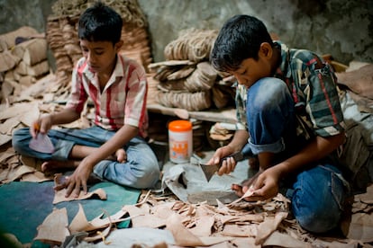 Rakib Mridha (a la derecha) con 12 años en el taller de cuero en el que trabajaba.