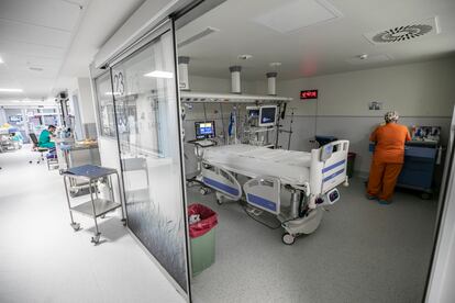 Una cama vacía en la nueva UCI del hospital, este viernes. 