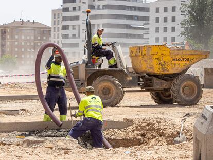 Trabajadores en una obra en una calle de Logroño.