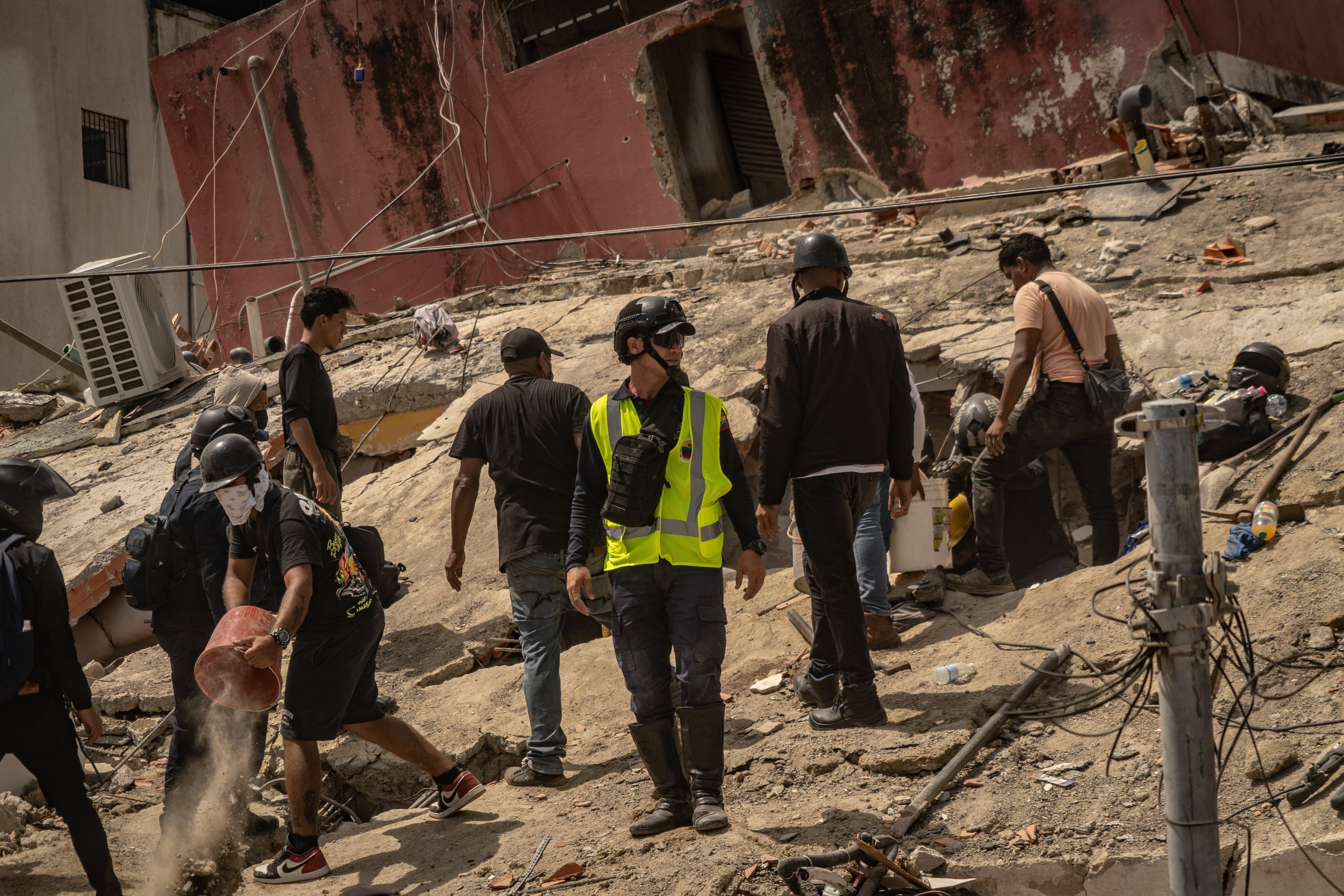 La solidaridad de los venezolanos llena el vacío de la respuesta estatal al terremoto