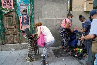 Reparto de comida en las inmediaciones de la sede de Valiente Bangla, en agosto.