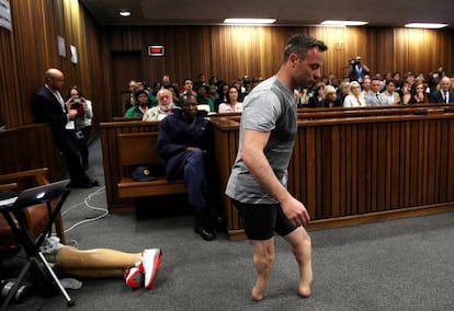 Oscar Pistorius camina sin sus prótesis, en la Corte de Pretoria.