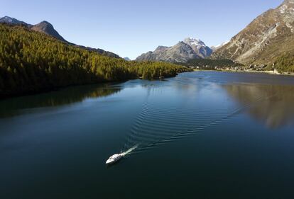 El barco MS Segl Maria, que ofrece el servicio de barcos situado a mayor altitud de Europa, avanza sobre las aguas calmadas del lago Sils en Sils im Engadin (Suiza).