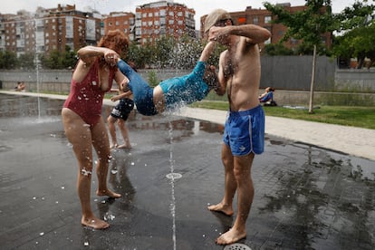 Una familia jugaba el domingo en la fuente de un parque en Madrid. El calor sigue azotando a gran parte de España, una situación que, según los pronósticos, se mantendrá al menos hasta el viernes, con temperaturas muy elevadas para esta época del año que obligan a extremar las precauciones.