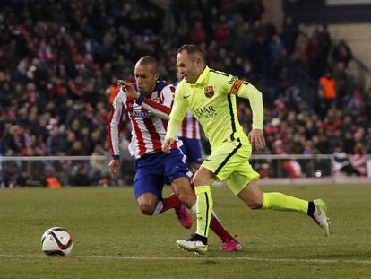 Iniesta condueix la pilota davant de Miranda en l'Atlètic-Barça.