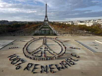 Cientos de activistas ecologistas piden en París un 100% de energías renovables, en una imagen de 2019.