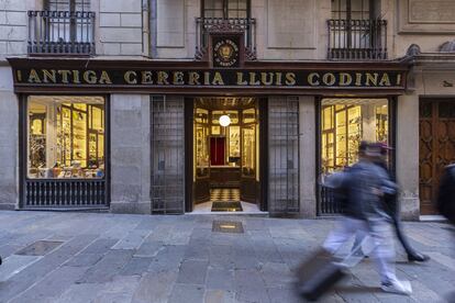 Primera parada, la cereria Lluís Codina (Bisbe, 2), transformada en espardenyeria, conserva el mobiliari, el taller i la màquina de fabricar espelmes de fa 200 anys,